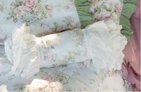 Cuscino caramella con fiori e balze - Linea Agnese -  45 cm - L'atelier 17